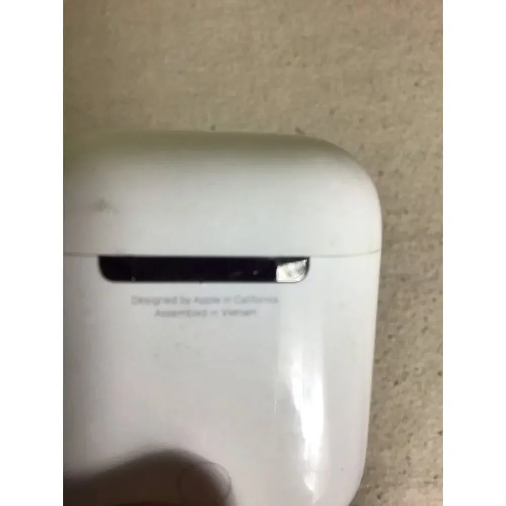 Apple AirPod charging case with Earbuds Working Condition Missing parts See desc